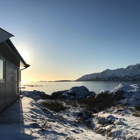 Private Newly Built Waterfront Cabin In Lofoten Tatil Evi